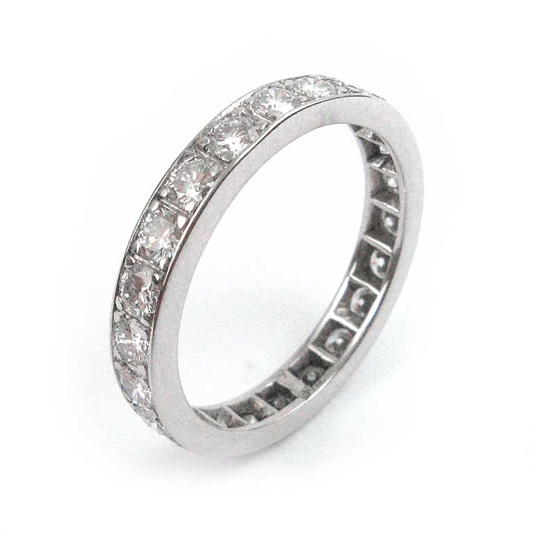 Weissgoldring mit Diamanten im Brillantschliff