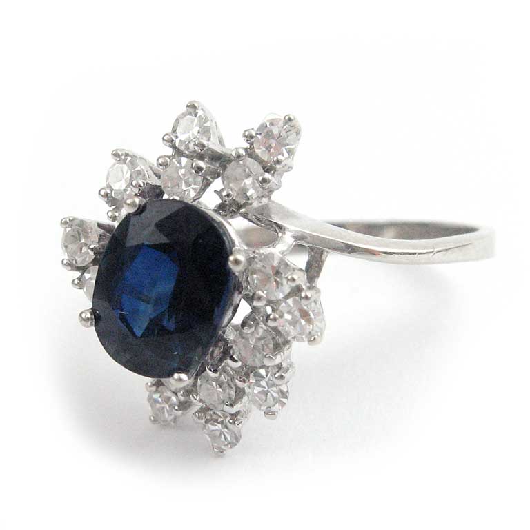 Ring mit zentralem Saphir, umgeben von Diamanten