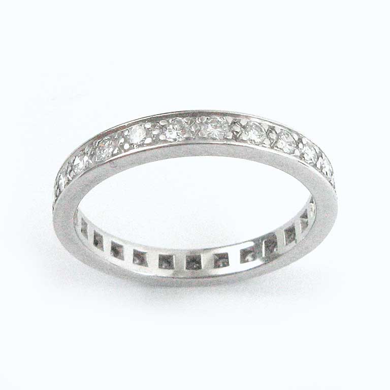 Ring in Weissgold, mit Brillanten rund um die Ringschiene