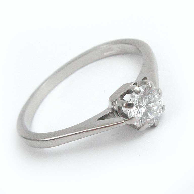 Weissgoldring mit Diamant