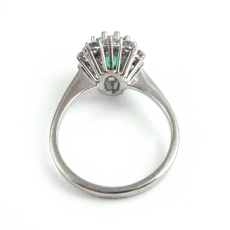 Seitliche Ansicht Smaragd-Diamant-Ring