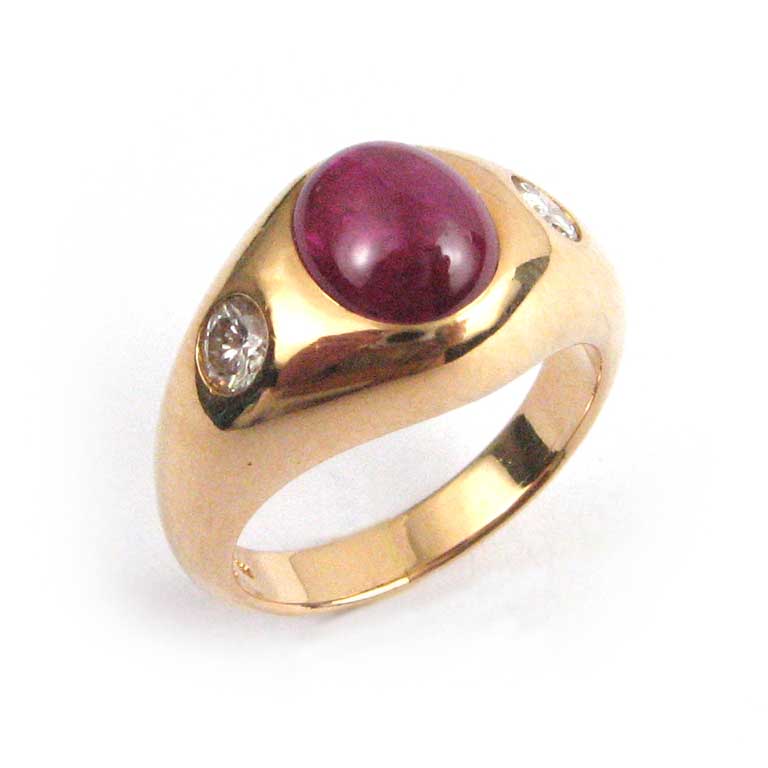 Gelbgold-Bandring mit Rubin-Cabochon und 2 Diamanten