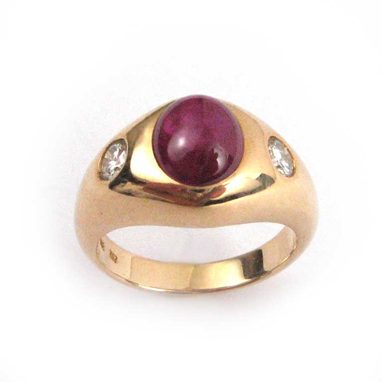 Bandring mit Rubin-Cabochon und 2 Diamanten, in 18 Karat Gelbgold