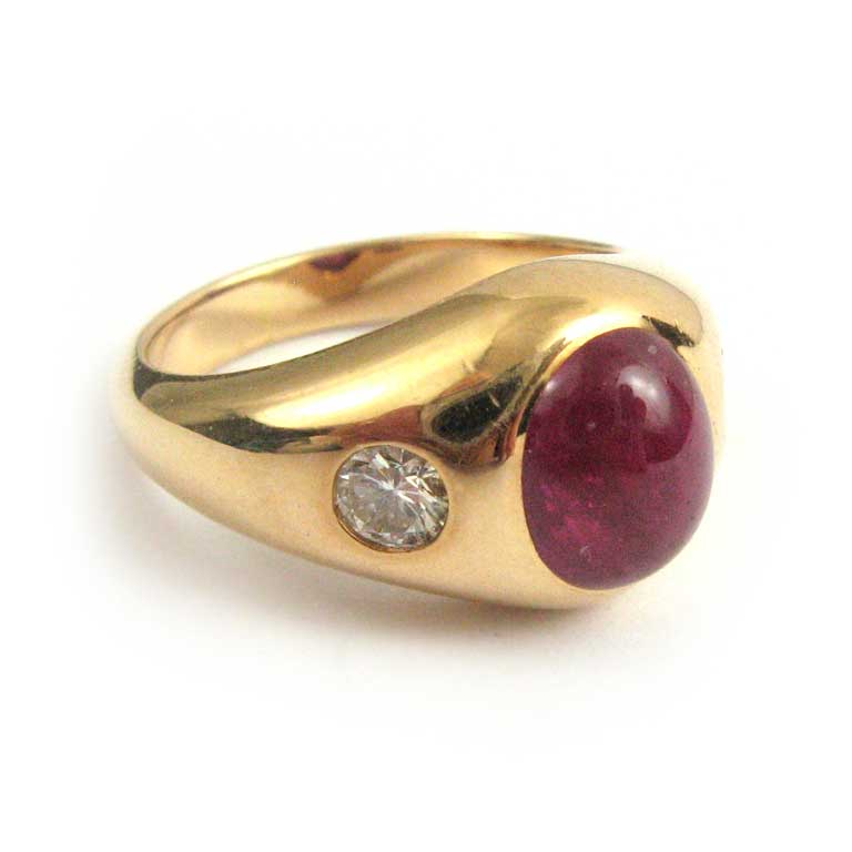 Rubinring mit 2 verzierenden Diamanten