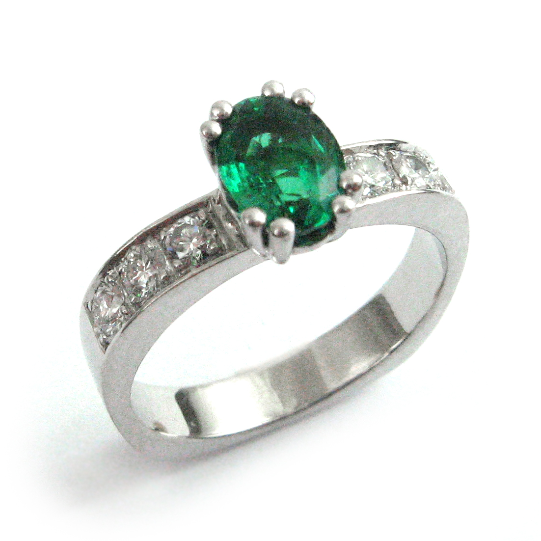 Weissgold Ring, mit Smaragd und Diamanten
