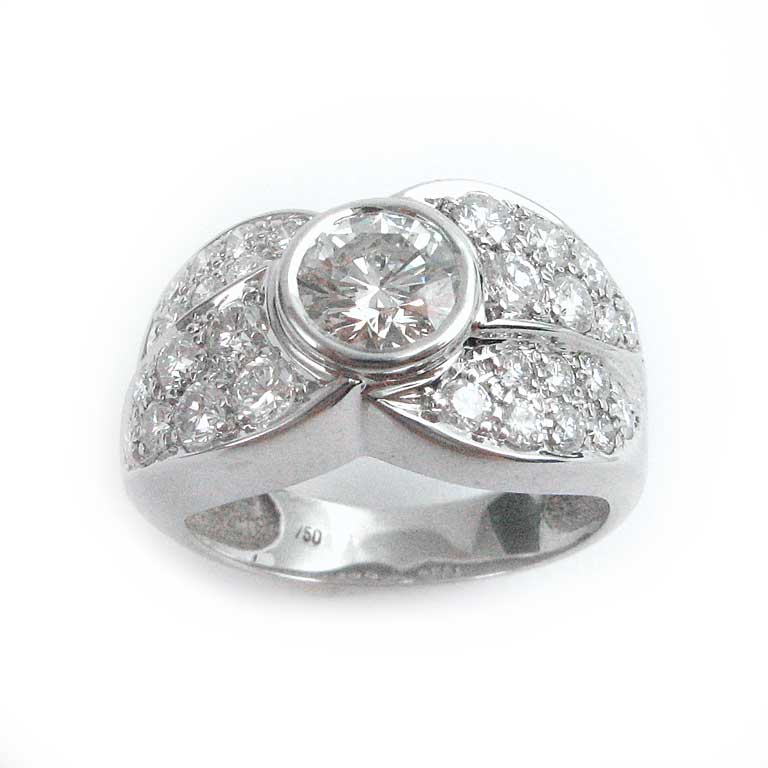 Goldring mit Diamanten im Brillantschliff