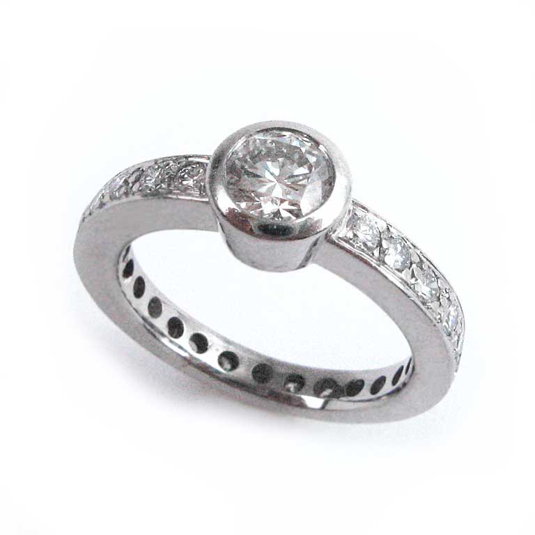 Diamantring mit Diamanten im Brillantschliff