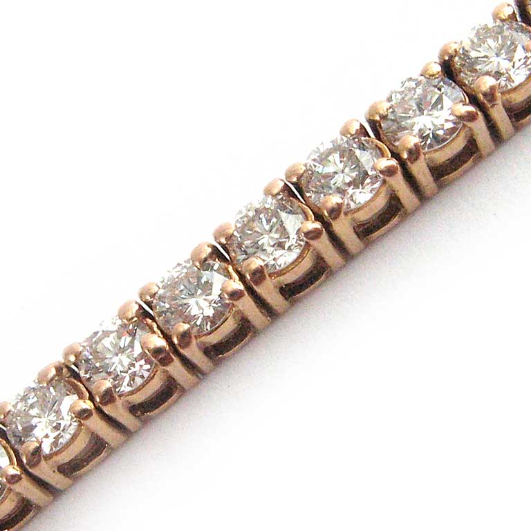 Nahansicht der Brillanten eines Rotgold-Tennisbracelets