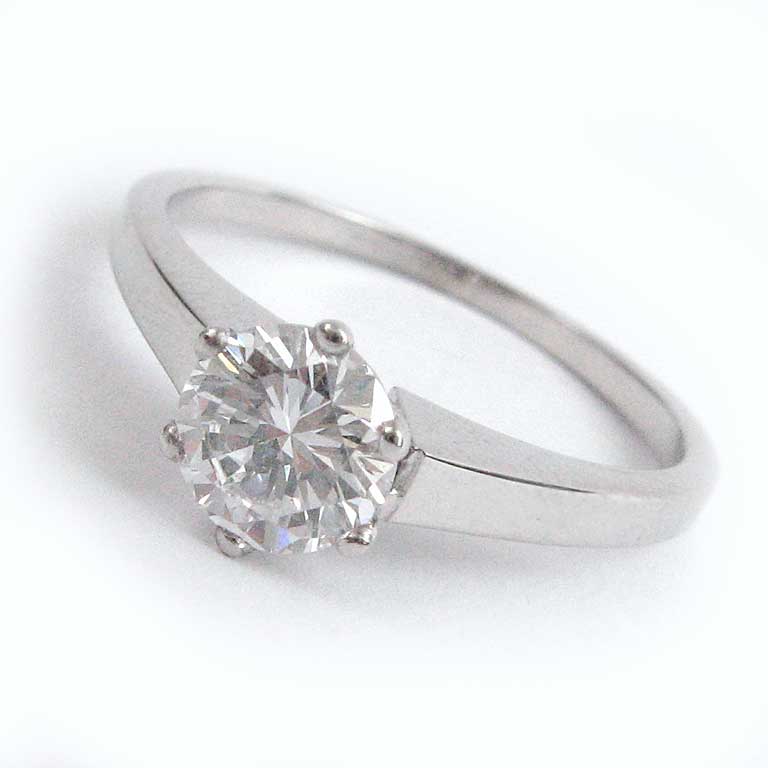 Weissgold-Diamantring, mit einem runden Brillanten