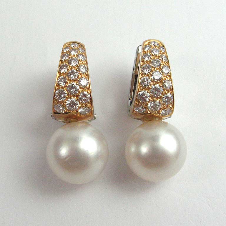 Gelbgold-Weissgold-Ohrringe mit Südseeperlen und Brillanten