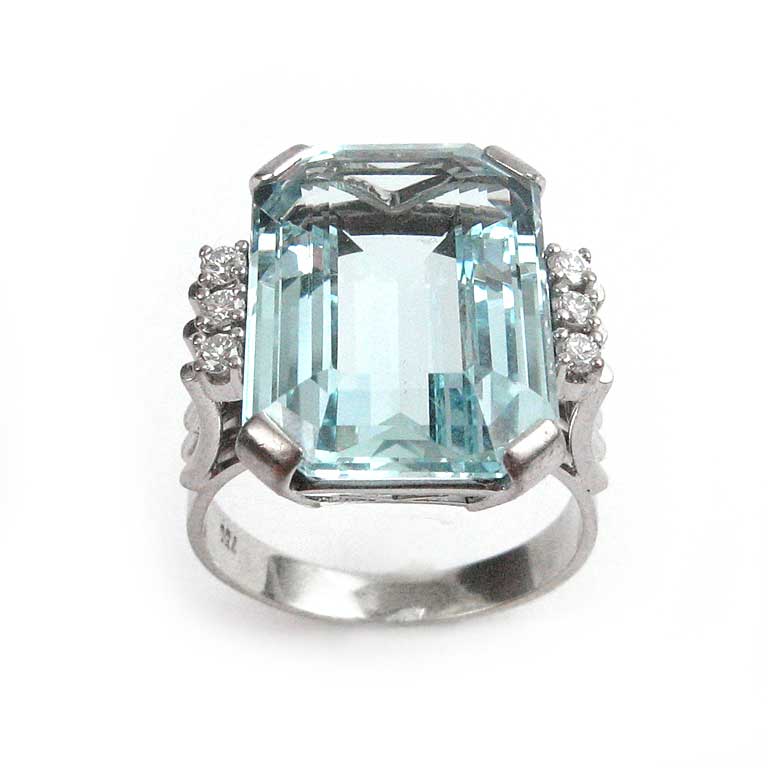 Weissgoldring mit Aquamarin im Smaragdschliff