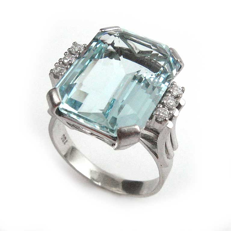 Aquamarin-Ring in Weissgold 18 Karat