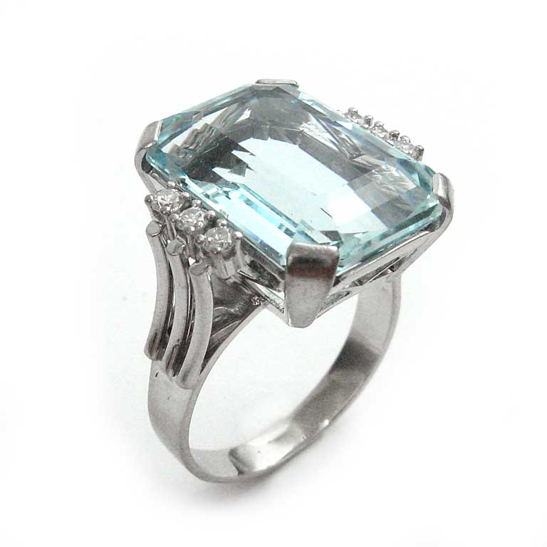 Ring in Weissgold 18 Karat mit einem Aquamarin