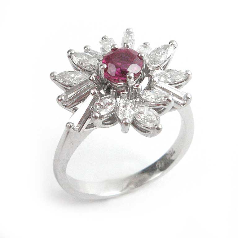 Weissgoldring mit Rubin und Diamanten