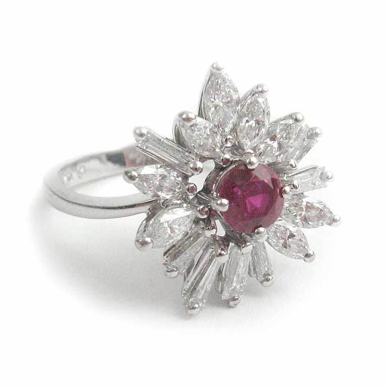 Goldring mit Rubin und Diamanten