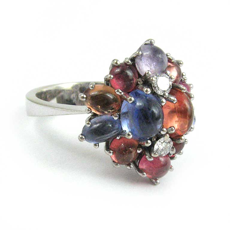 Ring mit Farbedelstein-Cabochons