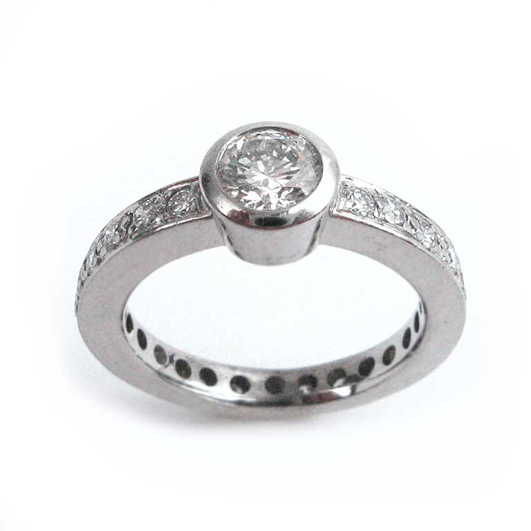 Solitärring mit Brillanten rund um die Ringschiene