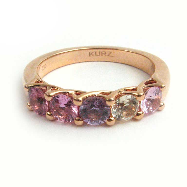 Ring mit pastellfarbenen Saphiren