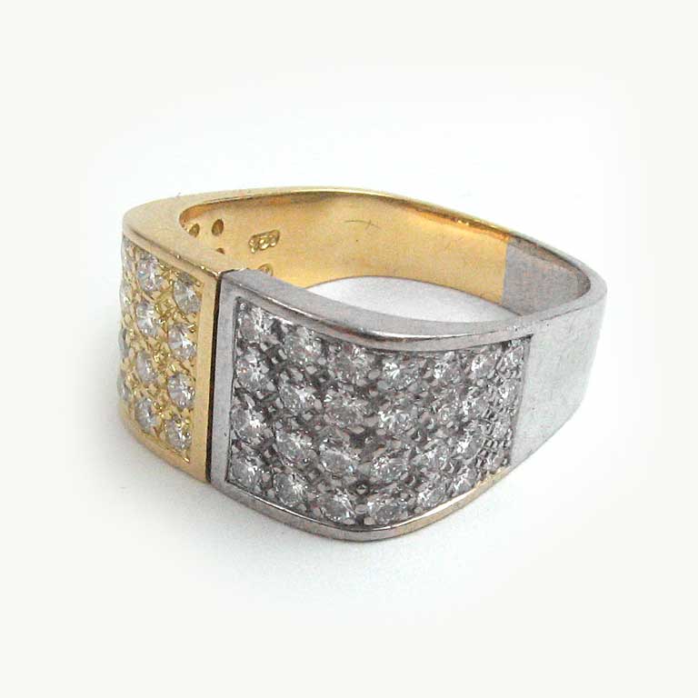 Liegende Ansicht eine Weissgold-Gelbgold-Brillantringes