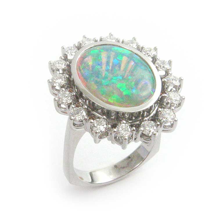 Weissgold Opalring, in Entourage mit Brillanten